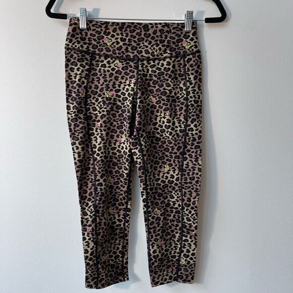 Leopard Print Capri Leggings with Rose Buds size XS - Picture 1 of 7